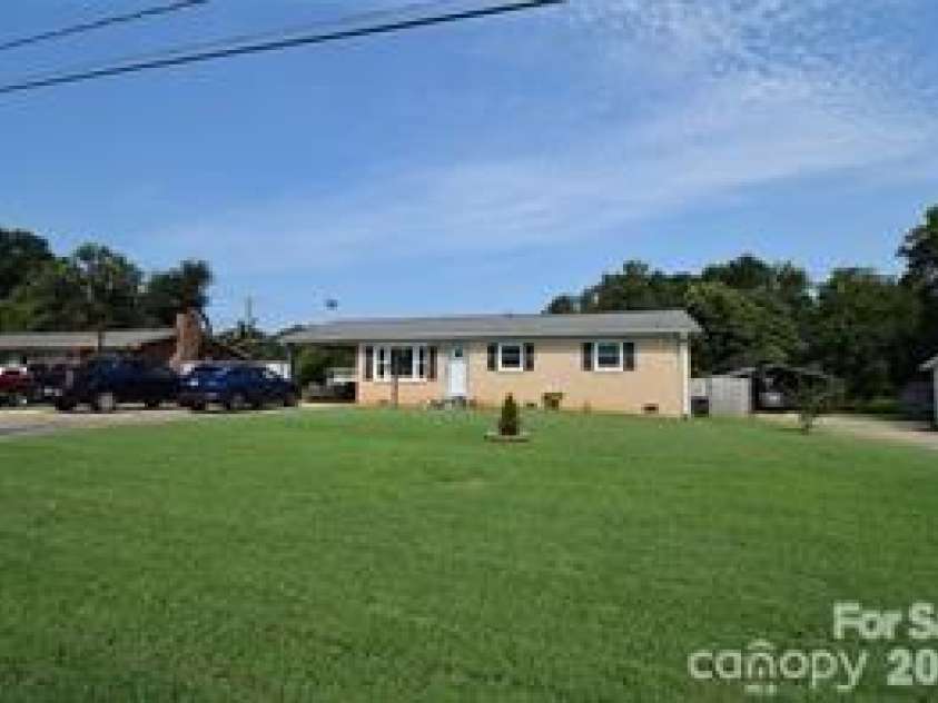 902 Carmel Drive, Gastonia, NC 28056.  MLS# CAR4423818, YatesRealty ID 50354. 