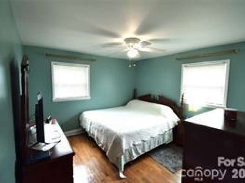 902 Carmel Drive, Gastonia, NC 28056.  MLS# CAR4423818, YatesRealty ID 50354. 