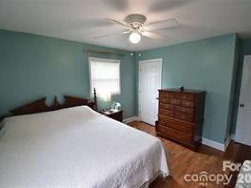 902 Carmel Drive, Gastonia, NC 28056.  MLS# CAR4423818, YatesRealty ID 50354. 