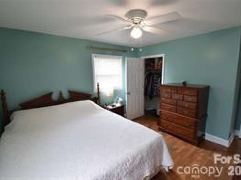 902 Carmel Drive, Gastonia, NC 28056.  MLS# CAR4423818, YatesRealty ID 50354. 