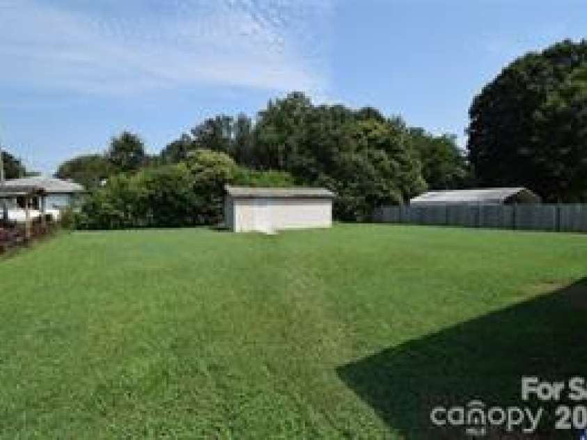 902 Carmel Drive, Gastonia, NC 28056.  MLS# CAR4423818, YatesRealty ID 50354. 