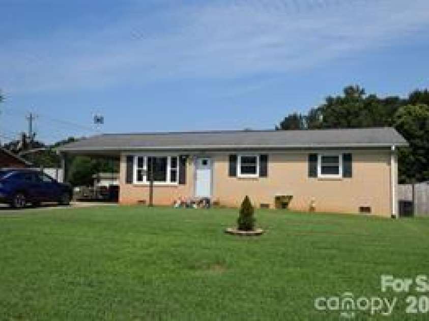 902 Carmel Drive, Gastonia, NC 28056.  MLS# CAR4423818, YatesRealty ID 50354. 
