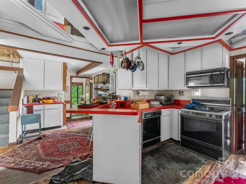 18 Mayfield Road, Asheville, NC 28804.  MLS# CAR4399015, YatesRealty ID 50366. 
