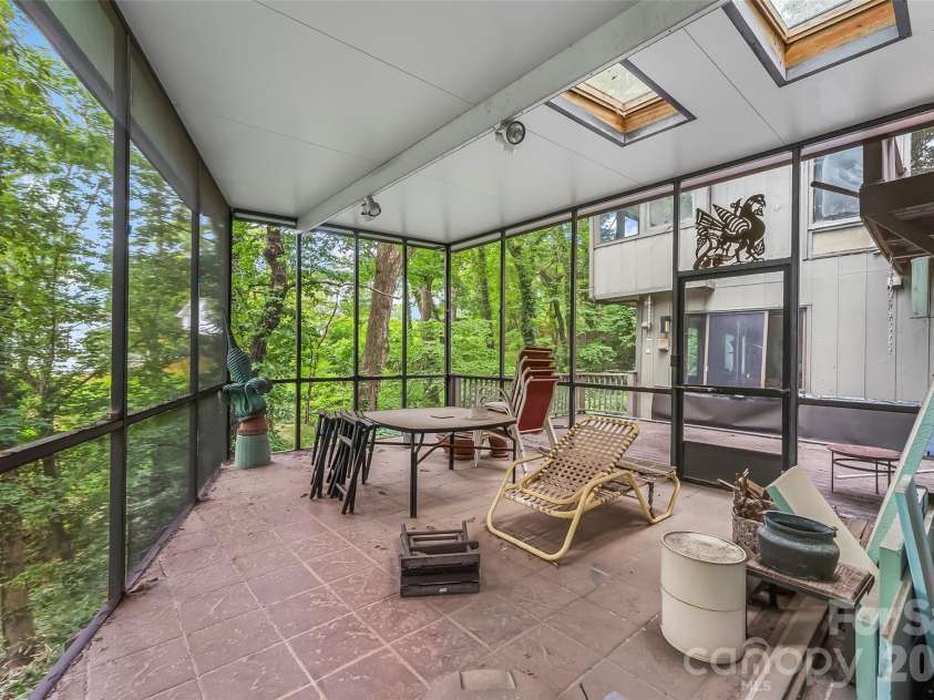 18 Mayfield Road, Asheville, NC 28804.  MLS# CAR4399015, YatesRealty ID 50366. 
