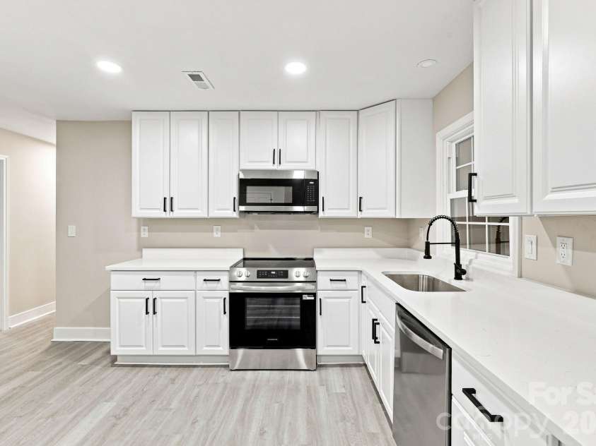 452 Mirror Lake Road, Salisbury, NC 28146.  MLS# CAR4423689, YatesRealty ID 50367. Kitchen