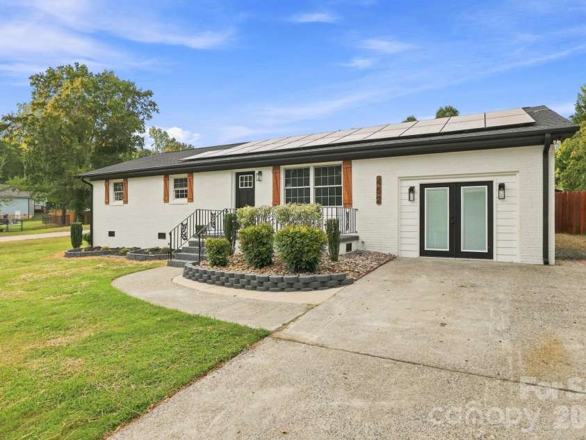452 Mirror Lake Road, Salisbury, NC 28146.  MLS# CAR4423689, YatesRealty ID 50367. Welcome to 452 Mirror Lake!