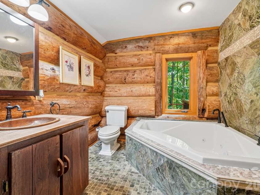 476 Waterford Drive, Maggie Valley, NC 28751.  MLS# CAR4423224, YatesRealty ID 50368. 3rd ensuite