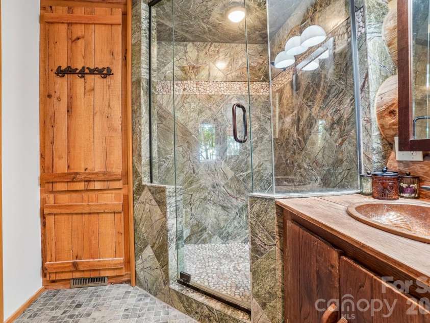 476 Waterford Drive, Maggie Valley, NC 28751.  MLS# CAR4423224, YatesRealty ID 50368. 3rd ensuite