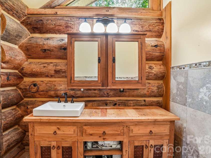 476 Waterford Drive, Maggie Valley, NC 28751.  MLS# CAR4423224, YatesRealty ID 50368. Ensuite bath