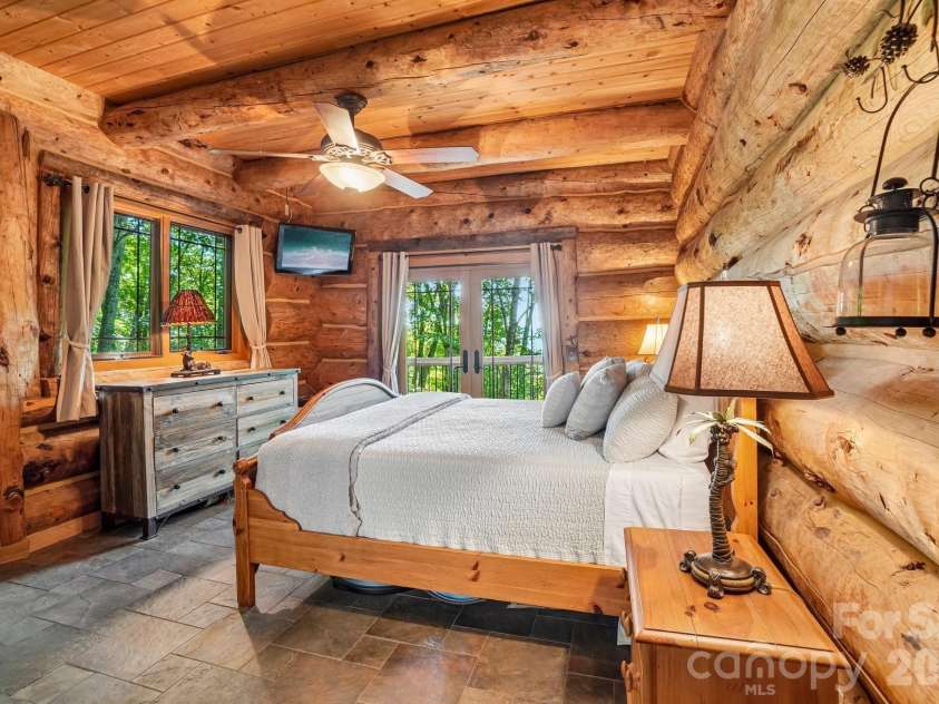476 Waterford Drive, Maggie Valley, NC 28751.  MLS# CAR4423224, YatesRealty ID 50368. Main level primary suite