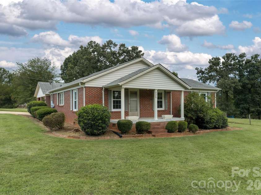 5271 Harris Farm Road, Hickory, NC 28602.  MLS# CAR4423168, YatesRealty ID 50369. 