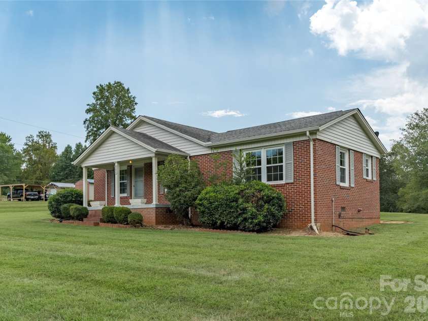 5271 Harris Farm Road, Hickory, NC 28602.  MLS# CAR4423168, YatesRealty ID 50369. 