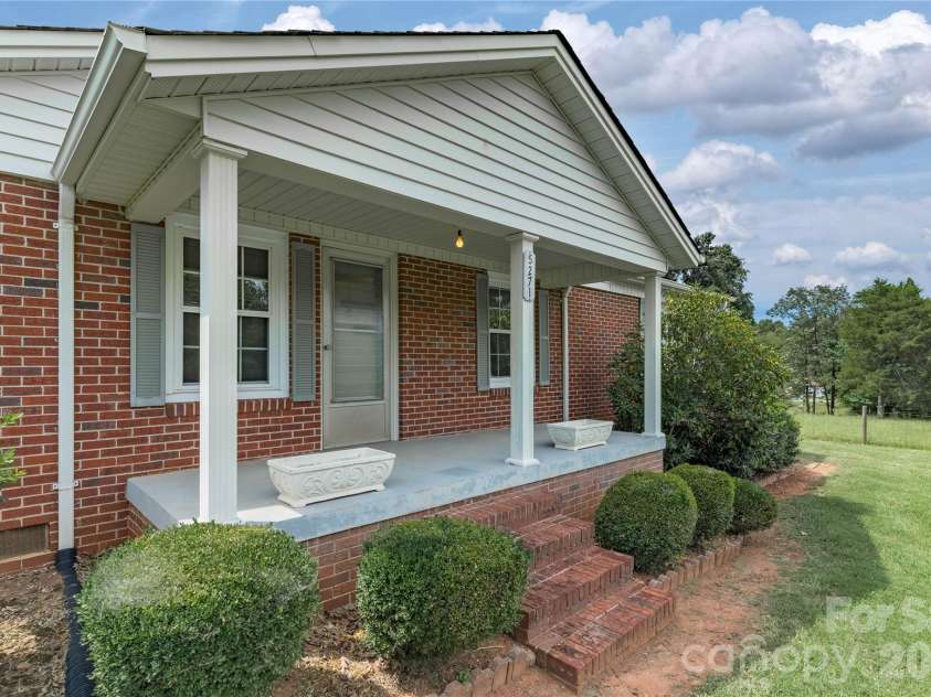 5271 Harris Farm Road, Hickory, NC 28602.  MLS# CAR4423168, YatesRealty ID 50369. 