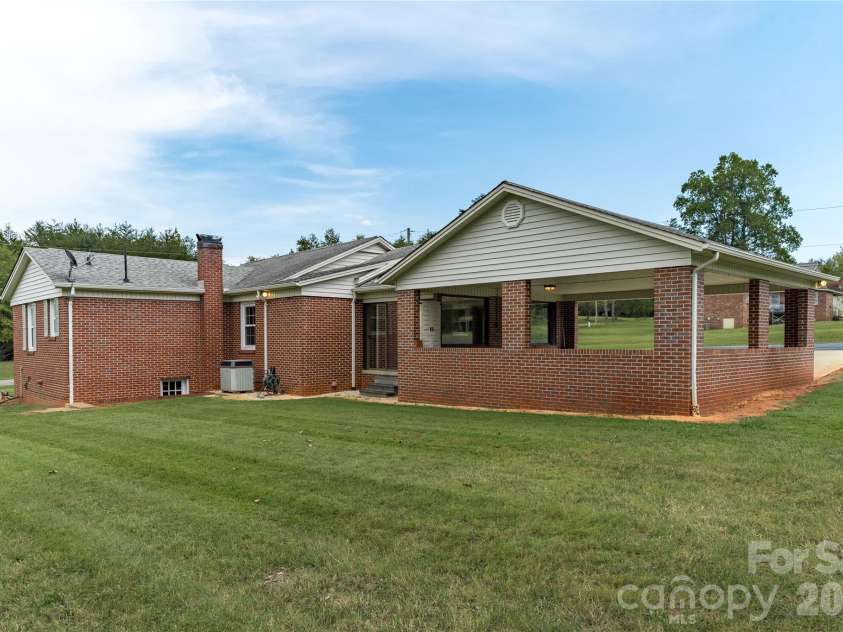 5271 Harris Farm Road, Hickory, NC 28602.  MLS# CAR4423168, YatesRealty ID 50369. 