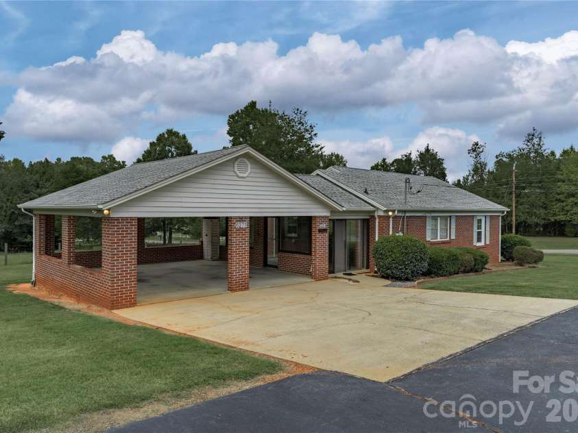 5271 Harris Farm Road, Hickory, NC 28602.  MLS# CAR4423168, YatesRealty ID 50369. 