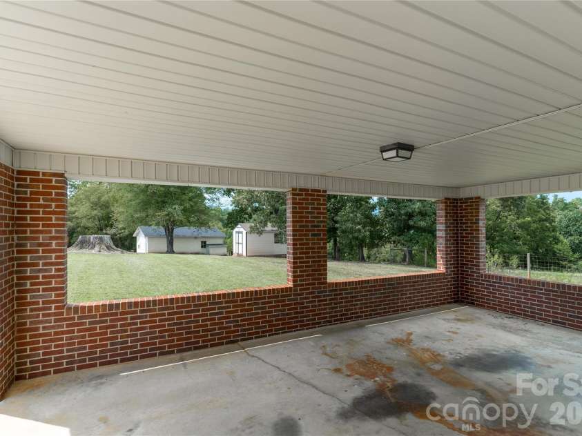 5271 Harris Farm Road, Hickory, NC 28602.  MLS# CAR4423168, YatesRealty ID 50369. 