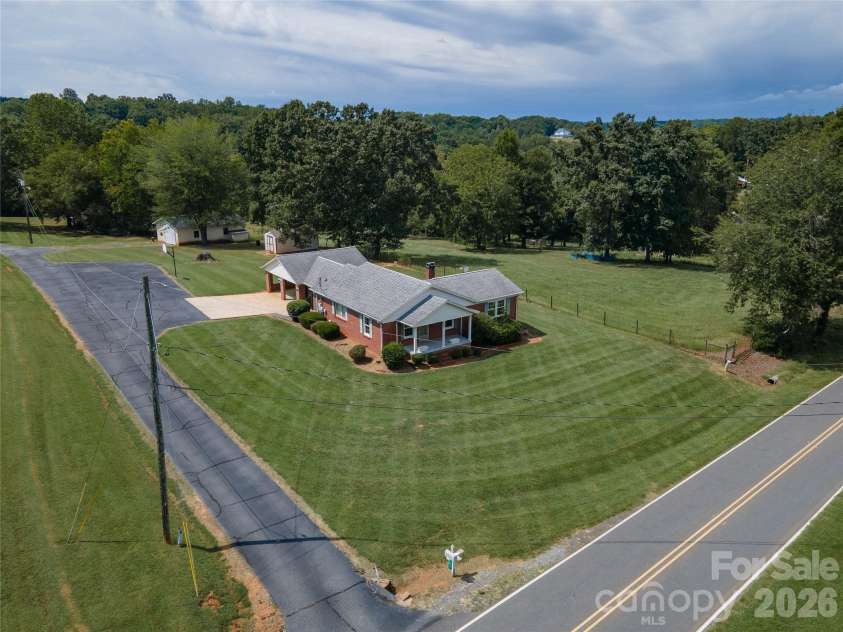 5271 Harris Farm Road, Hickory, NC 28602.  MLS# CAR4423168, YatesRealty ID 50369. 