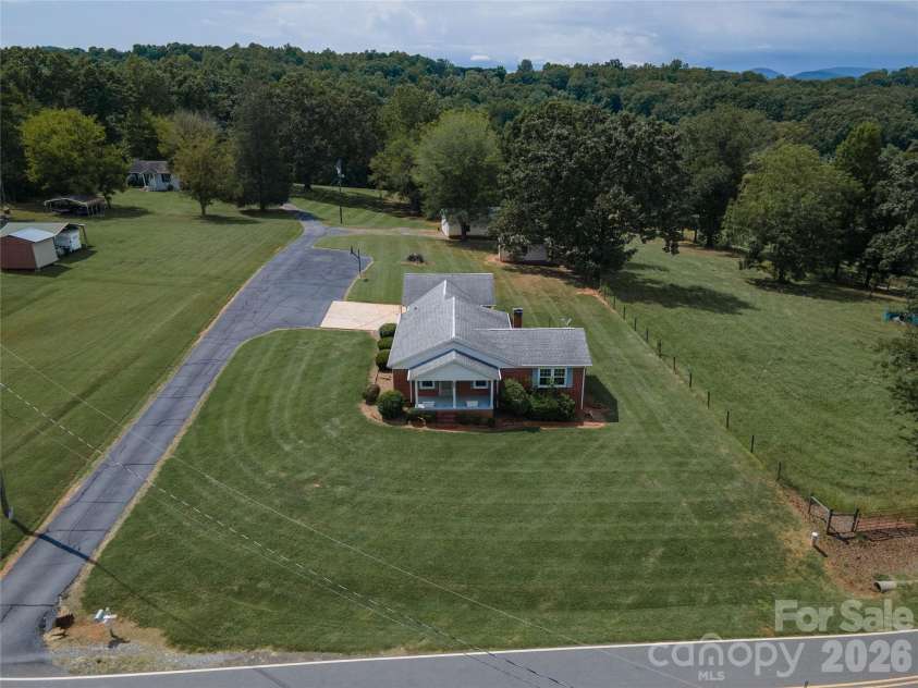 5271 Harris Farm Road, Hickory, NC 28602.  MLS# CAR4423168, YatesRealty ID 50369. 