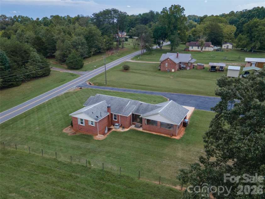 5271 Harris Farm Road, Hickory, NC 28602.  MLS# CAR4423168, YatesRealty ID 50369. 