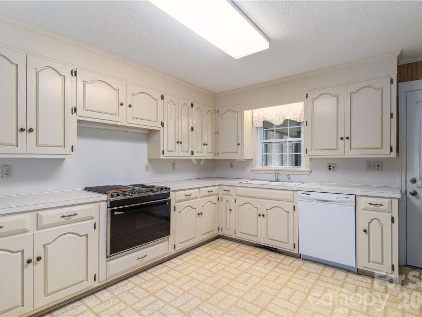 5271 Harris Farm Road, Hickory, NC 28602.  MLS# CAR4423168, YatesRealty ID 50369. 