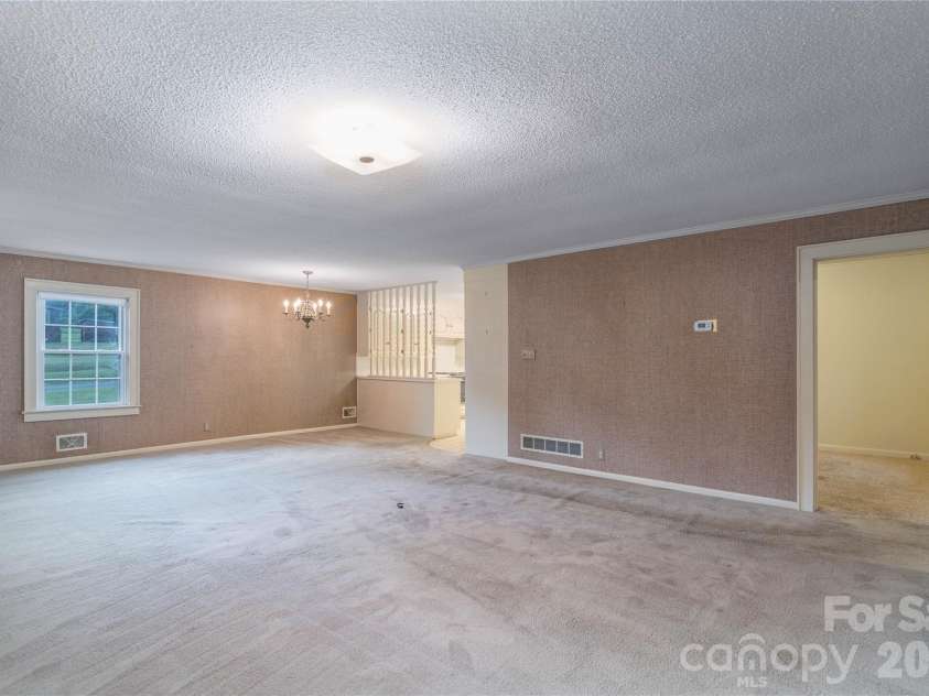 5271 Harris Farm Road, Hickory, NC 28602.  MLS# CAR4423168, YatesRealty ID 50369. 