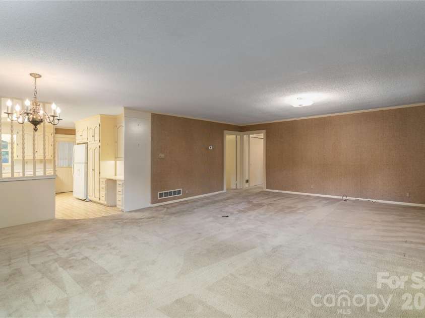 5271 Harris Farm Road, Hickory, NC 28602.  MLS# CAR4423168, YatesRealty ID 50369. 