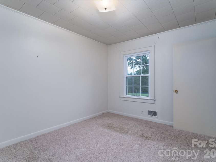 5271 Harris Farm Road, Hickory, NC 28602.  MLS# CAR4423168, YatesRealty ID 50369. 
