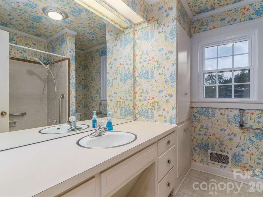 5271 Harris Farm Road, Hickory, NC 28602.  MLS# CAR4423168, YatesRealty ID 50369. 