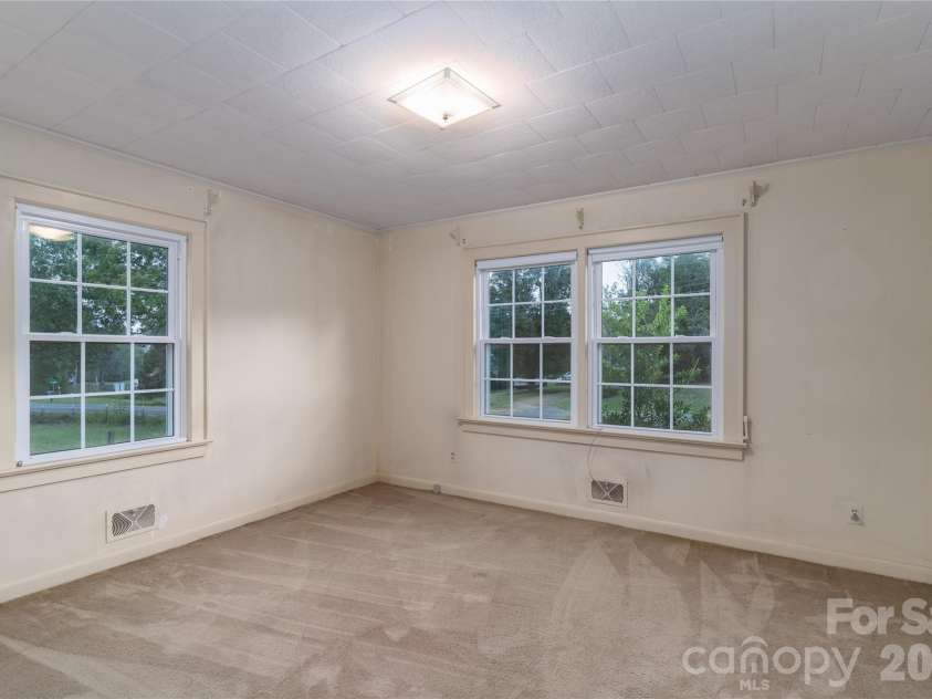 5271 Harris Farm Road, Hickory, NC 28602.  MLS# CAR4423168, YatesRealty ID 50369. 