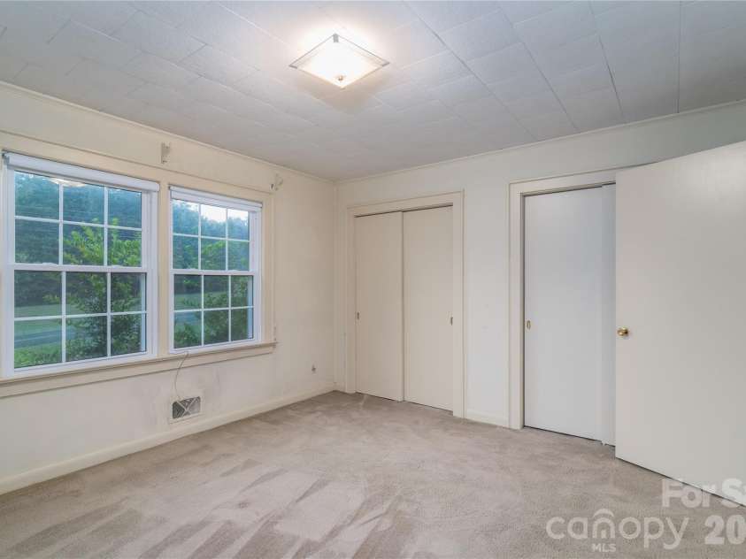 5271 Harris Farm Road, Hickory, NC 28602.  MLS# CAR4423168, YatesRealty ID 50369. 