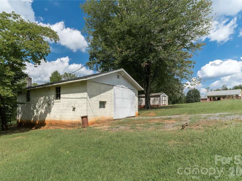 5271 Harris Farm Road, Hickory, NC 28602.  MLS# CAR4423168, YatesRealty ID 50369. 