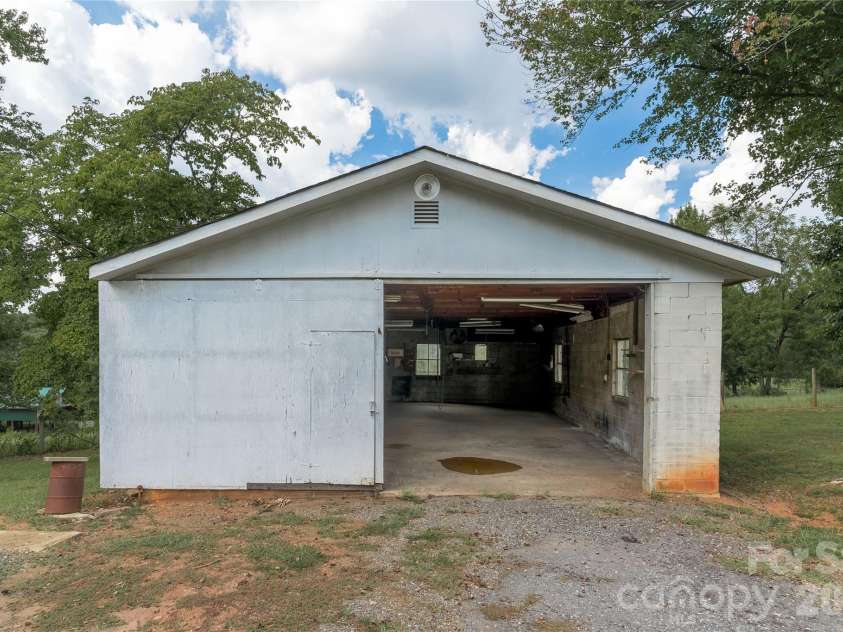 5271 Harris Farm Road, Hickory, NC 28602.  MLS# CAR4423168, YatesRealty ID 50369. 