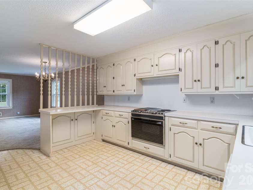 5271 Harris Farm Road, Hickory, NC 28602.  MLS# CAR4423168, YatesRealty ID 50369. Custom designed solid cabinets