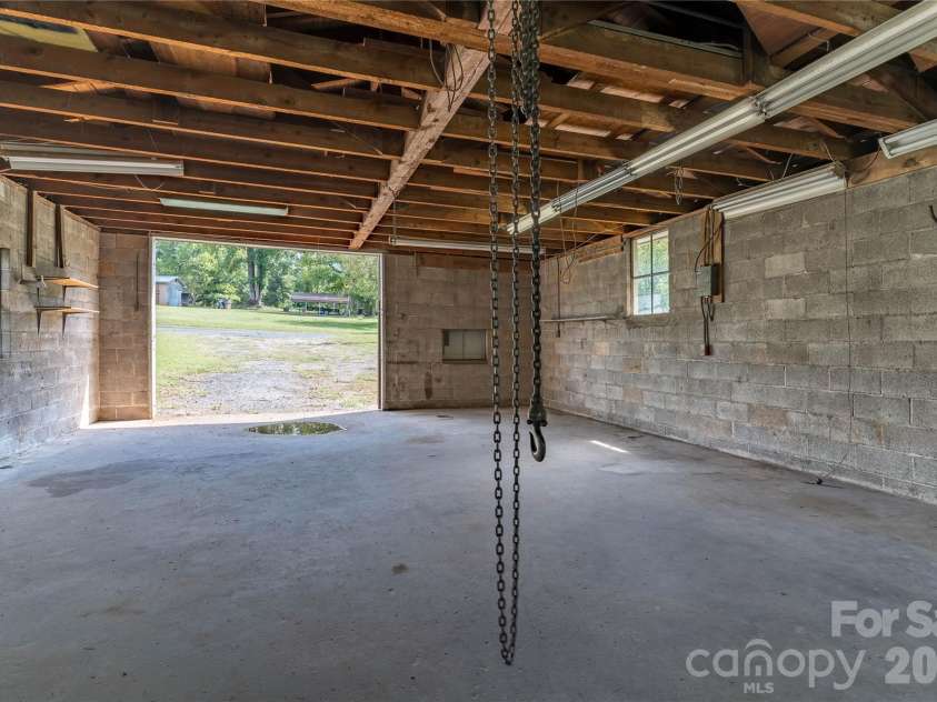 5271 Harris Farm Road, Hickory, NC 28602.  MLS# CAR4423168, YatesRealty ID 50369. Engine hoist