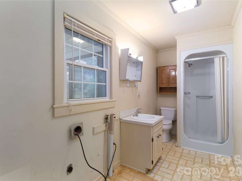 5271 Harris Farm Road, Hickory, NC 28602.  MLS# CAR4423168, YatesRealty ID 50369. Full bath off kitchen area