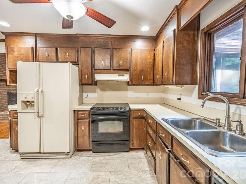 565 Oak Ridge Run, Salisbury, NC 28146.  MLS# CAR4423097, YatesRealty ID 50377. Kitchen