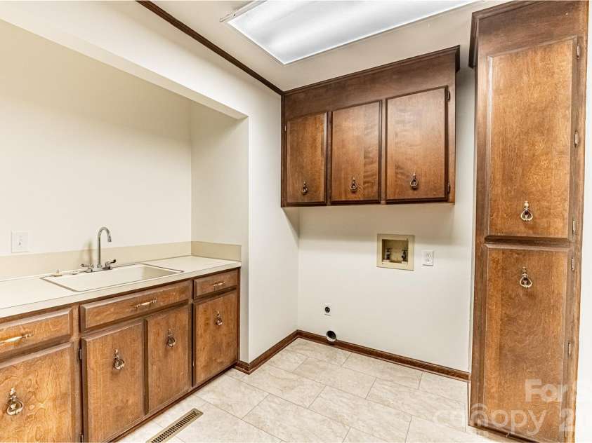 565 Oak Ridge Run, Salisbury, NC 28146.  MLS# CAR4423097, YatesRealty ID 50377. Laundry room