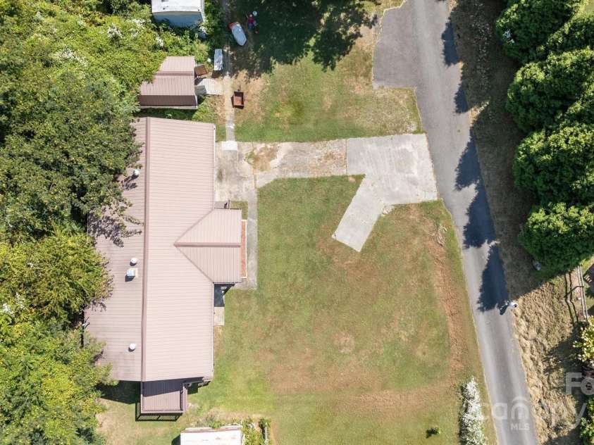 31 Raleigh Lane, Hot Springs, NC 28743.  MLS# CAR4180549, YatesRealty ID 5038. 