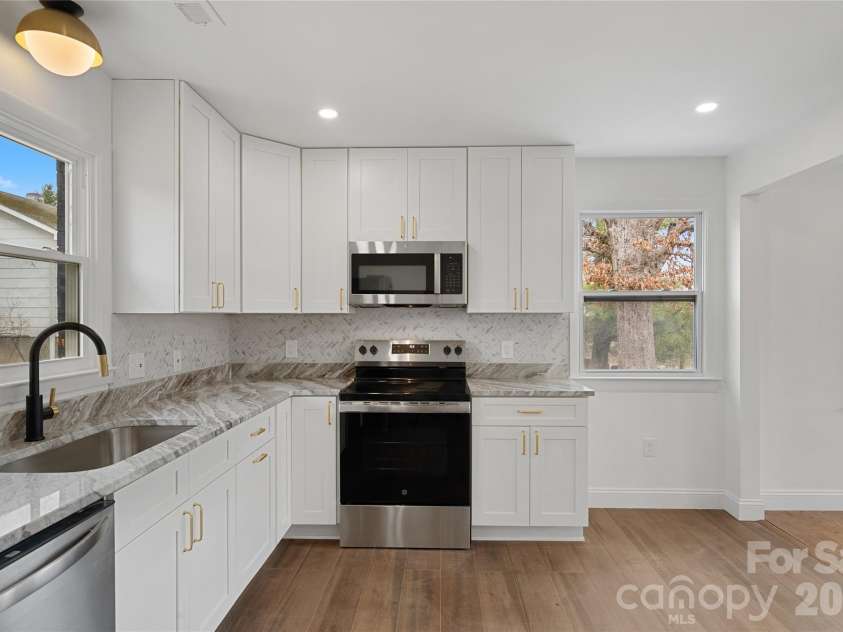 7 Browndale Road, Asheville, NC 28805.  MLS# CAR4421393, YatesRealty ID 50382. 