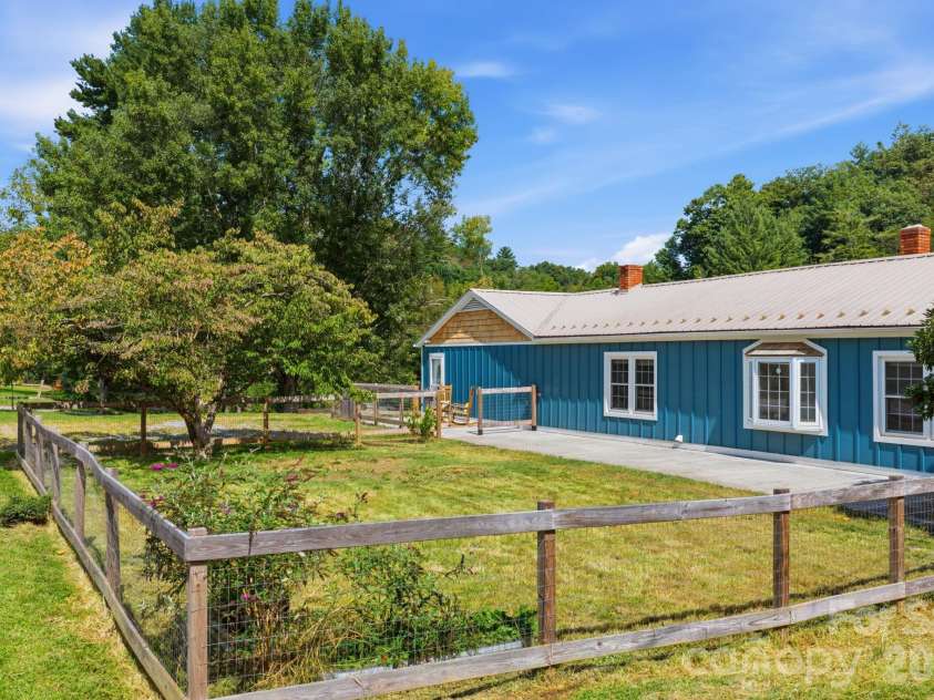 2119 Pisgah Drive, Canton, NC 28716.  MLS# CAR4421385, YatesRealty ID 50383. 