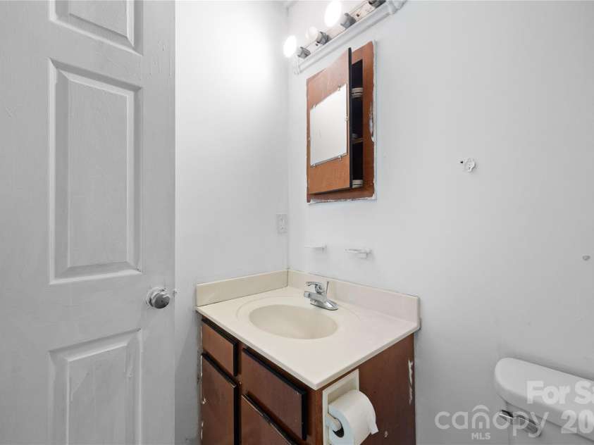 802 Shaver Street, Salisbury, NC 28144.  MLS# CAR4422607, YatesRealty ID 50388. Primary Bath