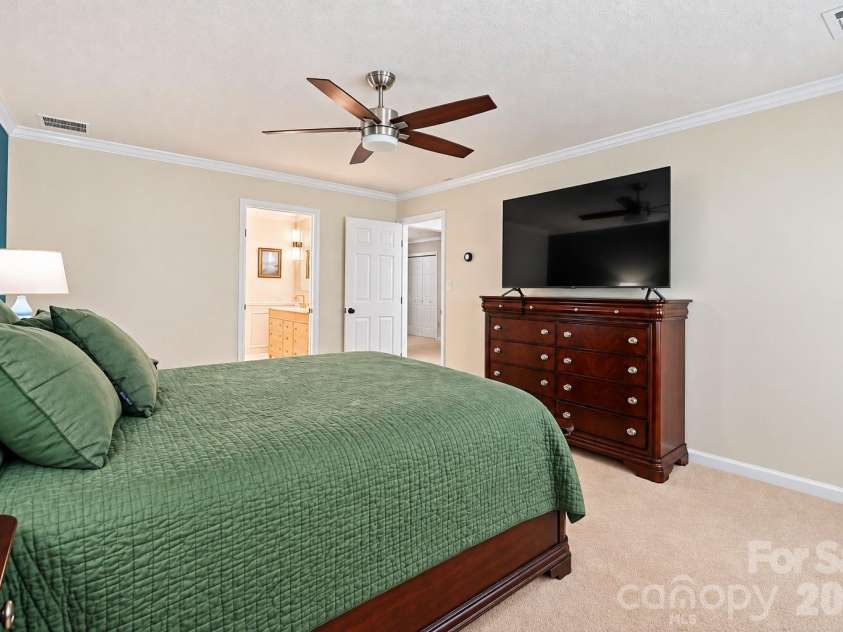 591 19th Avenue Lane, Hickory, NC 28601.  MLS# CAR4423857, YatesRealty ID 50389. 