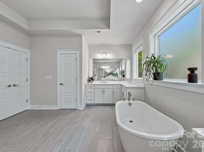 1233 Drummond Avenue, Charlotte, NC 28205.  MLS# CAR4416426, YatesRealty ID 50392. 