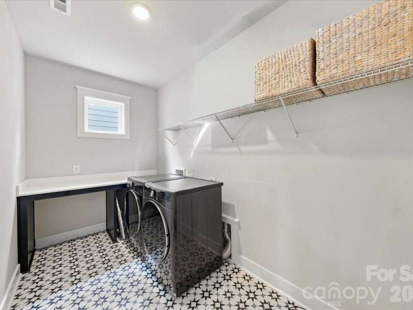 1233 Drummond Avenue, Charlotte, NC 28205.  MLS# CAR4416426, YatesRealty ID 50392. 