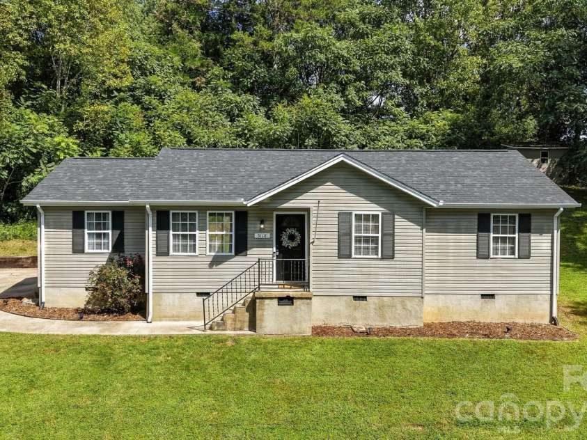5118 Piedmont Circle, Conover, NC 28613.  MLS# CAR4423529, YatesRealty ID 50394. 