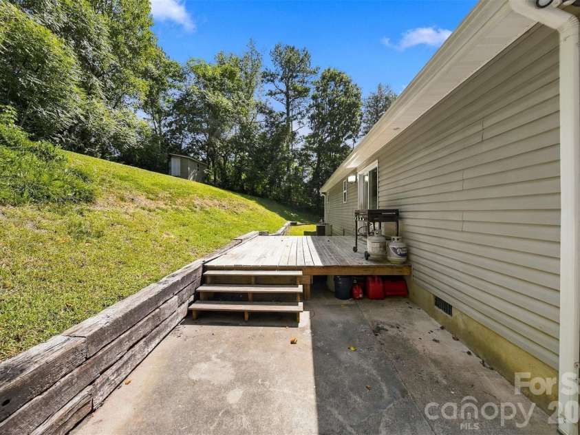 5118 Piedmont Circle, Conover, NC 28613.  MLS# CAR4423529, YatesRealty ID 50394. 