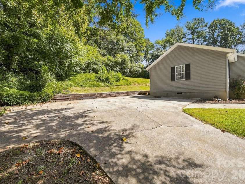 5118 Piedmont Circle, Conover, NC 28613.  MLS# CAR4423529, YatesRealty ID 50394. 