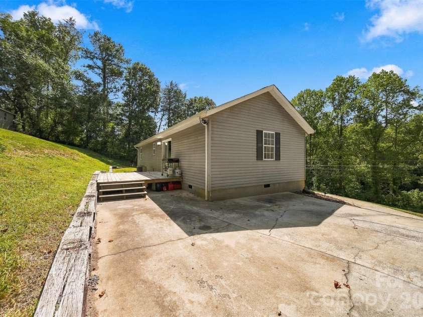 5118 Piedmont Circle, Conover, NC 28613.  MLS# CAR4423529, YatesRealty ID 50394. 