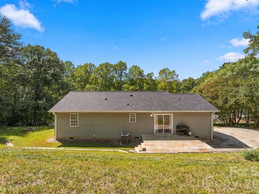 5118 Piedmont Circle, Conover, NC 28613.  MLS# CAR4423529, YatesRealty ID 50394. 