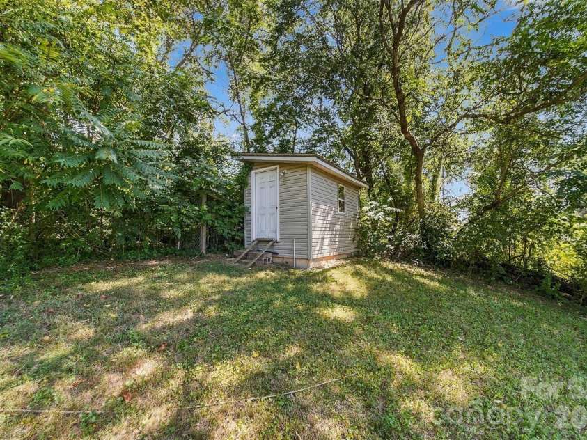 5118 Piedmont Circle, Conover, NC 28613.  MLS# CAR4423529, YatesRealty ID 50394. 